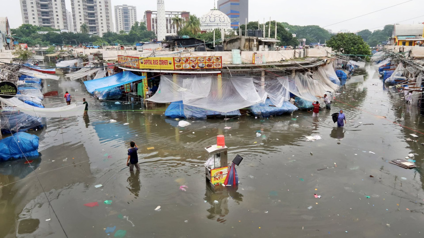 জলাবদ্ধতায় আজ খোলেনি নিউ মার্কেটের কোনো দোকান