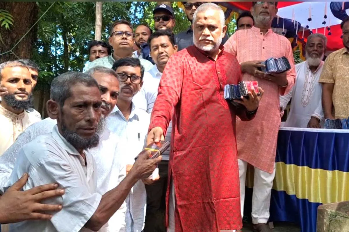 হবিগঞ্জে বন্যার্তদের মাঝে বস্ত্র বিতরণ