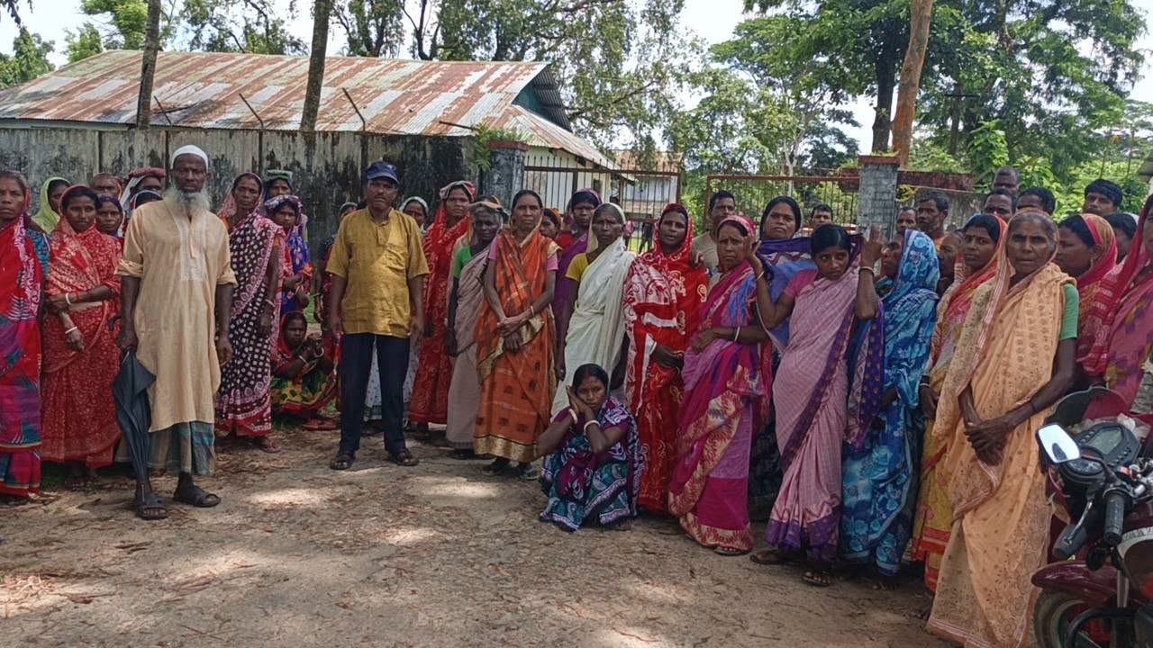 কমলগঞ্জে ছয় সপ্তাহ মজুরি পরিশোধ না করায় চা-শ্রমিকদের অবস্থান কর্মসূচি
